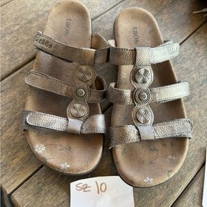 Taos Footwear Sandals - Metallic Silver adjustable width